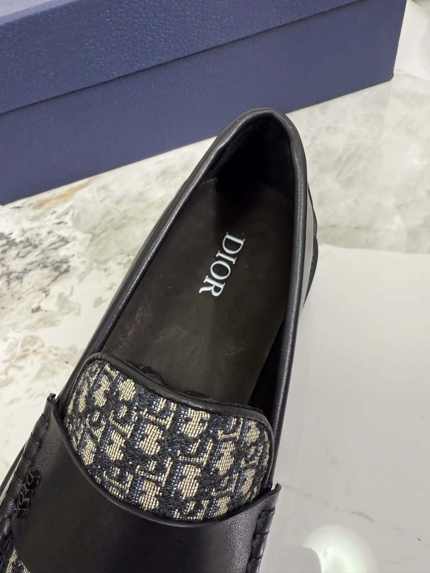 [ DIOR ] Top P: 820💰 ▪️Size: 39-44 (customized for 38.45) Top male leather shoes DIOR Dior combines high-quality materials and exquisite details. The imported cowhide leather upper is embellished with Gancio buckles, showing a luxurious style. Imported cattle. TP sole is light and flexible in texture